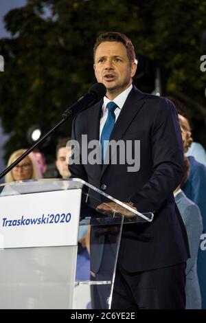 Varsovie, Pologne. 12 juillet 2020. Le candidat à la présidence, Rafal Trzaskowski, s'adresse à ses partisans pendant la nuit des élections.nuit des élections du maire de Varsovie Rafal Trzaskowski de la plate-forme civique et annonce préliminaire des résultats au deuxième tour des élections présidentielles en Pologne. Le vote de sortie préliminaire après la fermeture des bureaux de vote, a montré la victoire d'Andrzej Duda avec 50.4% des voix, Rafal Trzaskowski a obtenu 49, 6%. Les résultats officiels seront annoncés vers le mardi 14 juillet. Crédit : SOPA Images Limited/Alamy Live News Banque D'Images