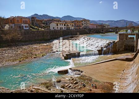 Santa Sofia, Forli Cesena, Emilia Romagna, Italie : paysage de la ville antique traversée par la rivière avec les montagnes Apennine en arrière-plan Banque D'Images