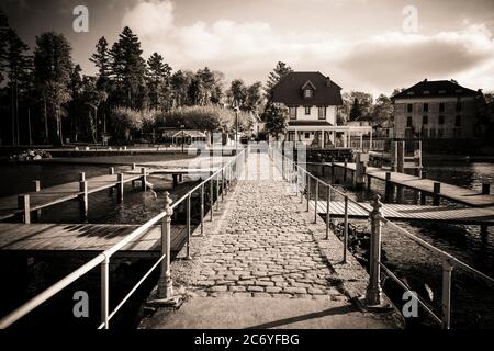 Jetée sur le lac Genavav à Chens sur Leman. Haute Savoie. Auvergne-Rhône-Alpes. France Banque D'Images