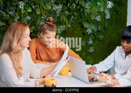 Jeunes femmes enthousiastes travaillant ensemble au bureau, les femmes belles développent le démarrage d'entreprise, le travail d'équipe Banque D'Images