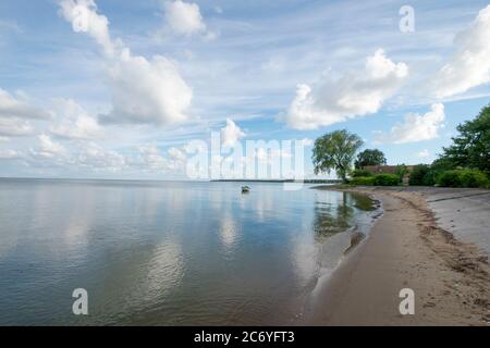 Un petit bateau solitaire est amarré sur les rives sinueuses de la plage de la lagune de la mer Baltique, en été. À Nida, en Lituanie, en Espagne de Curonian. Banque D'Images