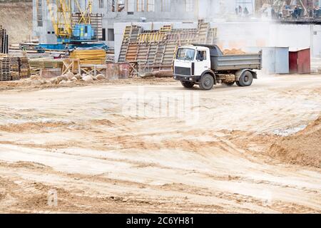 Tombereau pour applications minières lourdes chargé lors de l'enlèvement du sol de construction du chantier. Concept de fourniture de transport et d'expédition Banque D'Images