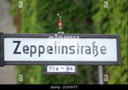 Yoga-Männchen dans la Zeppelinstraße à Berlin-Spandau Banque D'Images