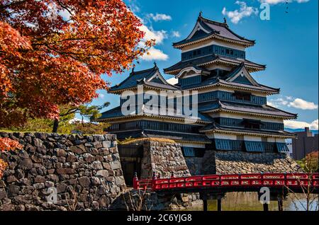 Le château de Matsumoto, l'un des plus grands châteaux historiques du Japon, a appelé le château de Crow pour sa couleur noire, Matsumoto, Nagano, Japon Banque D'Images