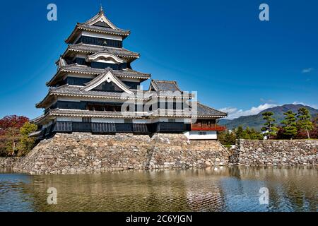 Le château de Matsumoto, l'un des plus grands châteaux historiques du Japon, a appelé le château de Crow pour sa couleur noire, Matsumoto, Nagano, Japon Banque D'Images