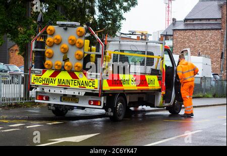 8 juillet 2020 UN jeune homme de maintenance d'autoroute en haute visibilité porte-vêtements entrant dans une cabine de camion de service à plateau sur une rue latérale de Sheffield CIT Banque D'Images