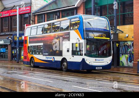 8 juillet 2021 un bus Stagecoach à double étage en direction de l'extérieur sur la route vide Glossop à Sheffield, par une journée humide et misable pendant la crise de Covid 19 Banque D'Images