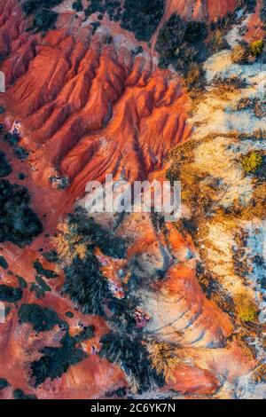 Gant, Hongrie - vue aérienne horizontale de drone de mine de bauxite abandonnée avec des couleurs chaudes rouge et orange au coucher du soleil. Texture bauxite rouge Banque D'Images