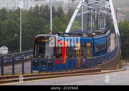 8 juillet 2021 ce tramway Stagecoach Supertram vers l'extérieur traverse le pont Bow String Arch à Park Square à Sheffield, en Angleterre, par une journée humide et brumeuse. C'est le cas Banque D'Images