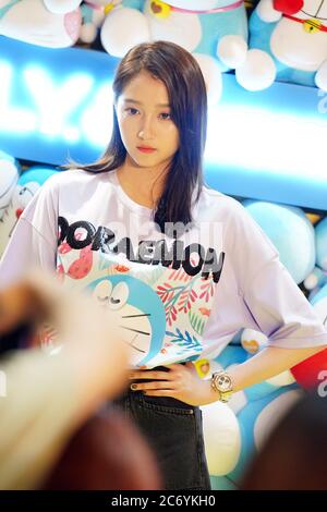 L'actrice chinoise Guan Xiaotong participe à une activité à Shanghai, en Chine, le 25 juin 2020. Banque D'Images