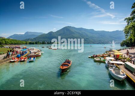 Bateaux sur le lac d'Annecy, département de haute-Savoie, Auvergne-Rhône-Alpes, France Banque D'Images