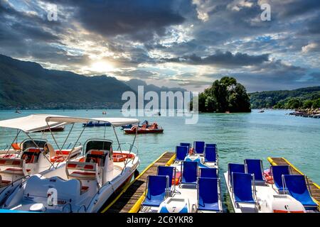 Bateaux sur le lac d'Annecy, département de haute-Savoie, Auvergne-Rhône-Alpes, France Banque D'Images