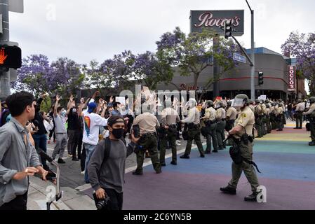 West Hollywood, CA/USA - 29 mai 2020 : les vies noires comptent les manifestants dans les mains en haut ne pas tirer sur un mur de police sur le boulevard San Vicente Banque D'Images