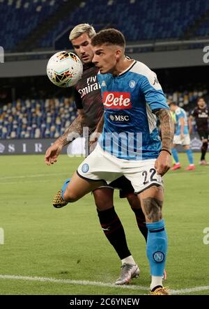 Giovanni Di Lorenzo (22) de Naples et Theo Hernandez de Milan se disputent le ballon pendant le match série A TIM entre SSC Napoli et AC Milan le 1er juillet Banque D'Images