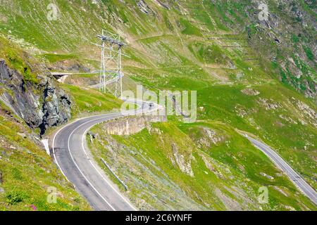 route sinueuse de montagne par une journée ensoleillée. autoroute vide traversant la vallée. vue ouverte au loin. super voyage européen en été concept. Banque D'Images