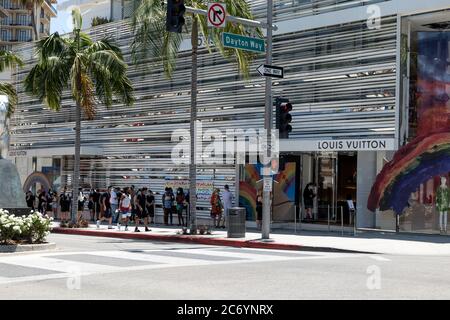 Beverly Hills, CA/USA - 12 juillet 2020 : longue file de clients socialement distanciant dans les masques faciaux attendent devant le magasin Louis Vuitton Rodeo Drive Banque D'Images