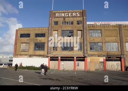 Ancienne usine, délabrée, n'a plus utilisé dans la ville hollandaise d'Alkmaar. Anciennement l'usine de chocolat et de cacao de Ringers. Hollande, janvier Banque D'Images