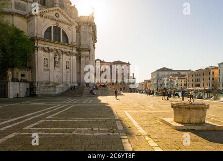 Venise, Italie, avril 2018. Une photo de la petite place en face de la belle église 'Santa Maria della Salute' dans l'île de Giudecca. Banque D'Images