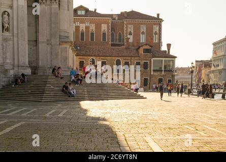 Venise, Italie, avril 2018. Une photo de la petite place en face de la belle église 'Santa Maria della Salute' dans l'île de Giudecca. Banque D'Images