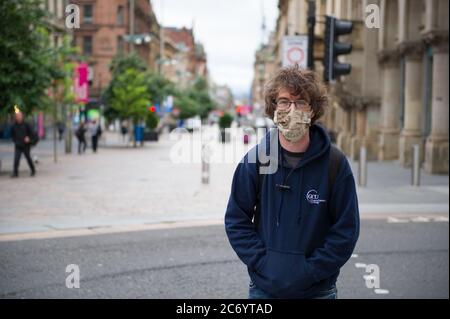 Glasgow, Écosse, Royaume-Uni. 13 juillet 2020. Photo : des personnes portant des masques/couvertures de visage pendant leur séjour dans le centre-ville de Glasgow ce matin. Il y a aujourd'hui le premier jour où les centres commerciaux et les centres commerciaux écossais ouvrent de nouveau ump au public, et il est obligatoire que tout le monde dans un magasin porte un masque pour aider à prévenir la propagation du coronavirus. Crédit : Colin Fisher/Alay Live News Banque D'Images