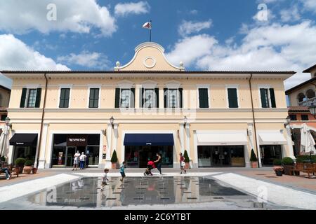 SERRAVALLE SCRIVIA, ITALIE - JUILLET 12 2020 - beaucoup de gens achetant des articles de mode au début de la boutique de créateurs Vente saison de port masque après covid Banque D'Images