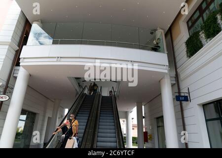 SERRAVALLE SCRIVIA, ITALIE - JUILLET 12 2020 - beaucoup de gens achetant des articles de mode au début de la boutique de créateurs Vente saison de port masque après covid Banque D'Images