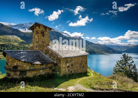 Chapelle du lac de Roselend près de Beaufort, Savoie, Auvergne Rhône Alpes, France Banque D'Images