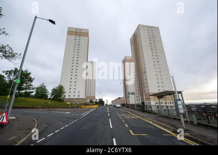 Glasgow, Écosse, Royaume-Uni. 13 juillet 2020. Photo : les Flats de haute élévation dans la région de Stobhill, à Glasgow, atteignent le ciel en se rayant apparemment du dessous de la base dense de nuages gris qui surplombe toute la ville de Glasgow ce matin. Crédit : Colin Fisher/Alay Live News Banque D'Images