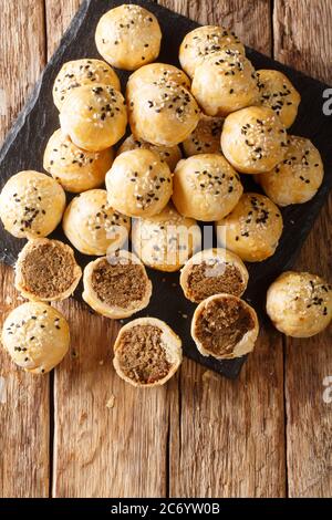 Les biscuits Tau SAR Piah ou Tambun sont des biscuits de pâtisserie feuilletés cuits remplis de haricots moulus moulus sur la table. Vue verticale du dessus de l'abov Banque D'Images