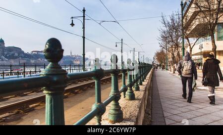 BUDAPEST, HONGRIE - 27 janvier 2019 : lignes de tramway à Budapest en hiver, près du remblai du côté Pest à Budapest. Banque D'Images