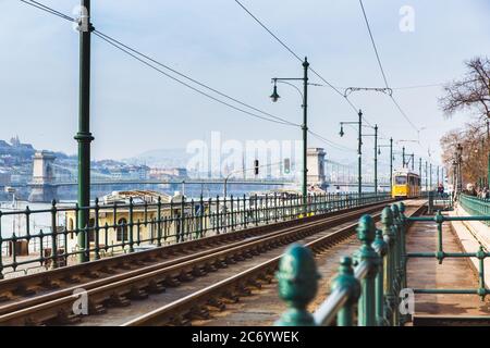 BUDAPEST, HONGRIE - 27 janvier 2019 : lignes de tramway à Budapest en hiver, près du remblai du côté Pest à Budapest. Banque D'Images