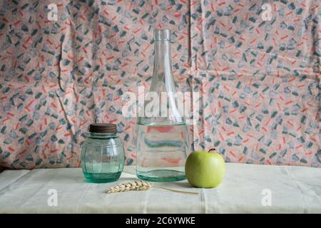 La vie est encore avec une pomme, une bouteille d'eau vintage, un pot et une pointe Banque D'Images