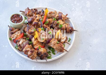 Brochettes de poulet aux poivrons et aux oignons Banque D'Images