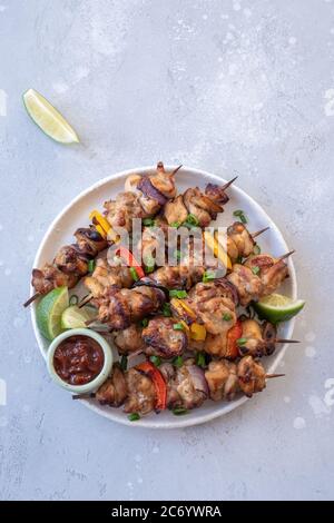 Brochettes de poulet aux poivrons et aux oignons Banque D'Images