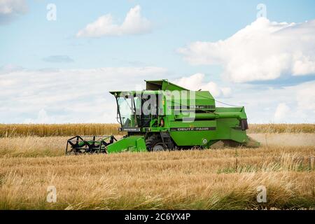 Bamberg, Allemagne 11 juillet 2020 : images symboliques - 2020 agriculteurs lors de la récolte de céréales avec la moissonneuse-batteuse sur un champ de céréales à Trosdorf près de Bamberg, Deutz M34.80, | utilisation dans le monde entier Banque D'Images