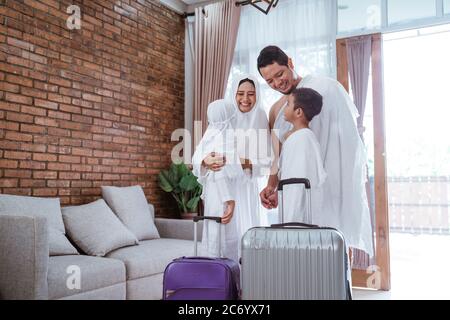 muslim umrah et hajj avec la famille montrant le passeport Banque D'Images