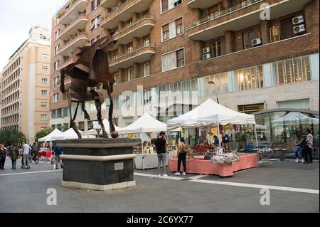 Europe, Italie, Campanie, Naples, quartier S. Ferdinando, via Toledo, mobilier de rue du monument équestre par l'artiste William Kentdrige Banque D'Images