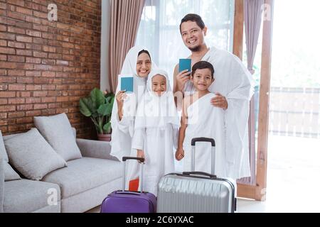 muslim umrah et hajj avec la famille montrant le passeport Banque D'Images