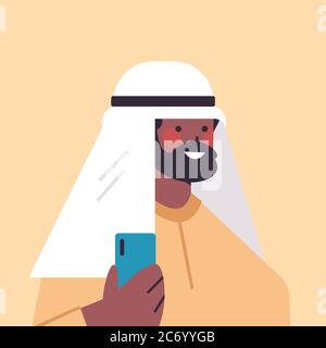 homme arabe dans les vêtements traditionnels en utilisant smartphone sourire arabe gars avatar mâle dessin animé personnage portrait illustration vectorielle Illustration de Vecteur