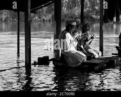 Les musulmans prient pendant les inondations. Le niveau d'eau continue d'augmenter chaque jour en raison de fortes précipitations dans les districts du nord ajoutant plus d'eau avec les eaux d'inondation éclair en provenance de l'Inde. C’est comme si l’on se contentaient de « frapper à fond juste avant de se remettre du premier » lorsqu’ils se remettaient du désastre. Ils préparaient les semis de paddy et de potager d'Aman pour la deuxième fois dans la saison qui sont à nouveau ruinés. Gaibandha, Bangladesh. 12 septembre 2007. Banque D'Images