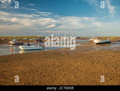 Yachts et bateaux au port de Brancaster c début de soirée d'été Banque D'Images