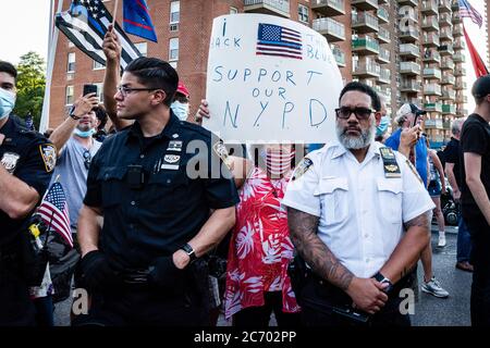 Une femme tient un panneau soutenant le NYPD lors d'un rassemblement Blue Lives Matter à Brooklyn, New York, le 12 juillet 2020. (Photo de Gabriele Holtermann/Sipa USA) crédit: SIPA USA/Alay Live News Banque D'Images