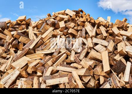 énorme pile de cales de bois de chauffage contre le ciel de près Banque D'Images