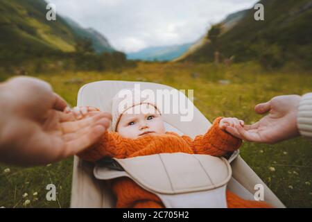 Bébé bébé dans le bouteur extérieur famille voyage style de vie mère et père tenant les mains enfant vacances d'été ensemble Banque D'Images