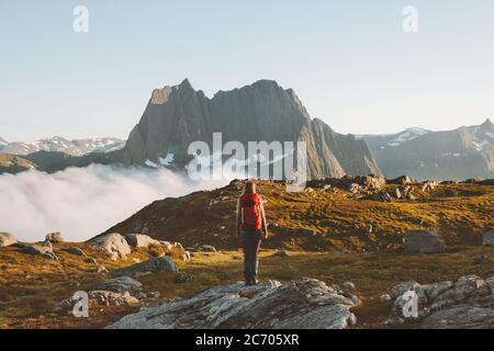 Femme randonnée routard dans les montagnes aventure voyage extrême vacances sain style de vie en plein air écotourisme en Norvège activité d'été Banque D'Images