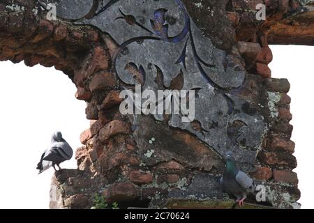 Les murs en ruine portant des traces du passé, dans l'art populaire et art museum à Sonargaon, Dhaka, Bangladesh. Le 2 novembre 2008. Banque D'Images