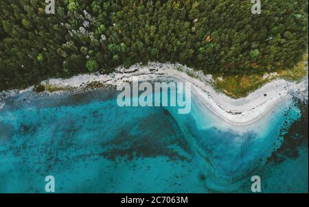 Vue aérienne océan plage de sable et forêt de conifères paysage de drone en Norvège au-dessus des arbres et bleu mer mer nature scandinave nature sauvage haut en bas s. Banque D'Images