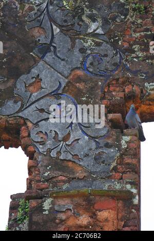 Les murs en ruine portant des traces du passé, dans l'art populaire et art museum à Sonargaon, Dhaka, Bangladesh. Le 2 novembre 2008. Banque D'Images