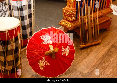 Un gros plan d'un parapluie coloré assis sur une table en bois Banque D'Images