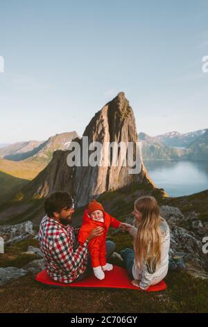 Vacances en famille avec bébé couple mère et père parents voyage avec enfant camping en plein air vie saine visite en Norvège Segula vue sur la montagne Banque D'Images
